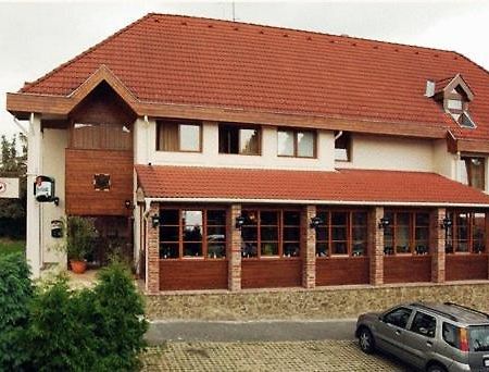 Il Gallo Nero - Fekete Kakas Etterem Es Panzio Szombathely Exterior photo