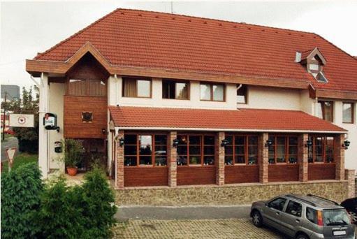 Il Gallo Nero - Fekete Kakas Etterem Es Panzio Szombathely Exterior photo